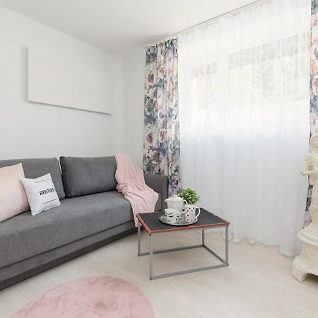 Affordable Underground Studio Near Pge Narodowy By Noclegi Renters Warszawa Zewnętrze zdjęcie